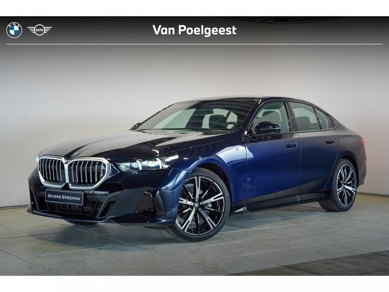 Carbonschwarz metallic (donker blauw metallic) Gebruikt 2024 BMW 520 Comfort Edition Sedan | € 74.995 - Afbeelding 1/4