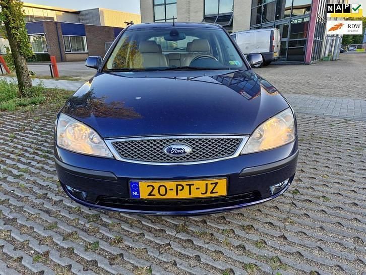 Blauw (metallic) Gebruikt 2004 Ford Mondeo Ghia Hatchback | € 1.750 (Super prijs) - Afbeelding 1/4