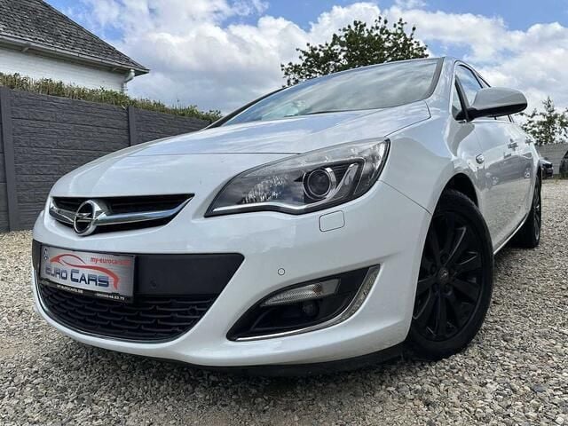 Wit Occasion 2012 Opel Astra Cosmo Sedan | € 7.990 - Afbeelding 1/4
