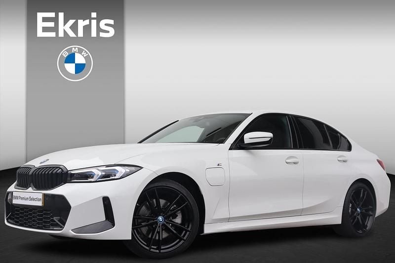 Wit Occasion 2024 BMW 330e M Sport Sedan | € 41.900 (Super prijs) - Afbeelding 1/4