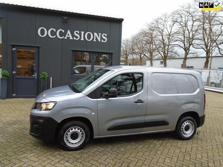 Grijs Occasion 2021 Peugeot Partner Premium MPV | € 9.495 (Goede deal) - Afbeelding 1/4