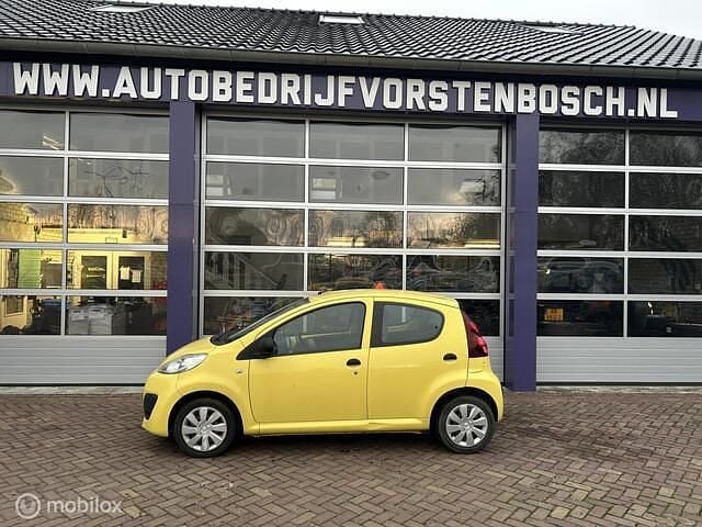 Occasion Peugeot 107 Active 68 PK (50 kW) 2013 Geel Hatchback