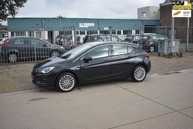 Zwart Gebruikt 2016 Opel Astra Innovation Hatchback | € 8.450 (Eerlijke prijs) - Afbeelding 1/4