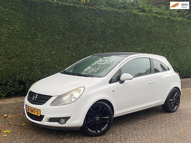 Wit Gebruikt 2010 Opel Corsa Edition Hatchback | € 2.000 (Goede deal) - Afbeelding 1/4