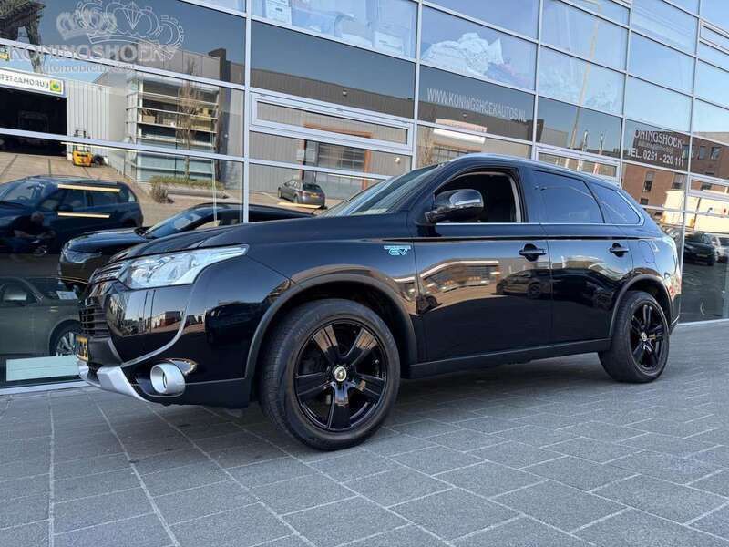 Zwart, metallic lak Gebruikt 2015 Mitsubishi Outlander P-HEV Edition SUV | € 9.950 - Afbeelding 1/4