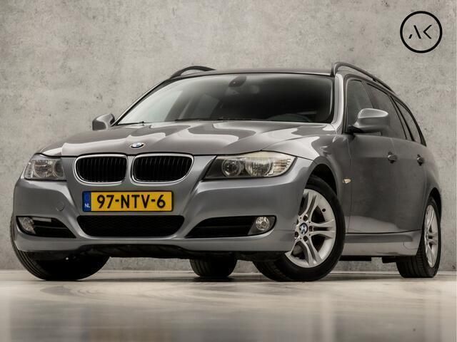 Grijs Gebruikt 2010 BMW 318 Luxury Line Stationwagen | € 6.945 (Iets duurder) - Afbeelding 1/4