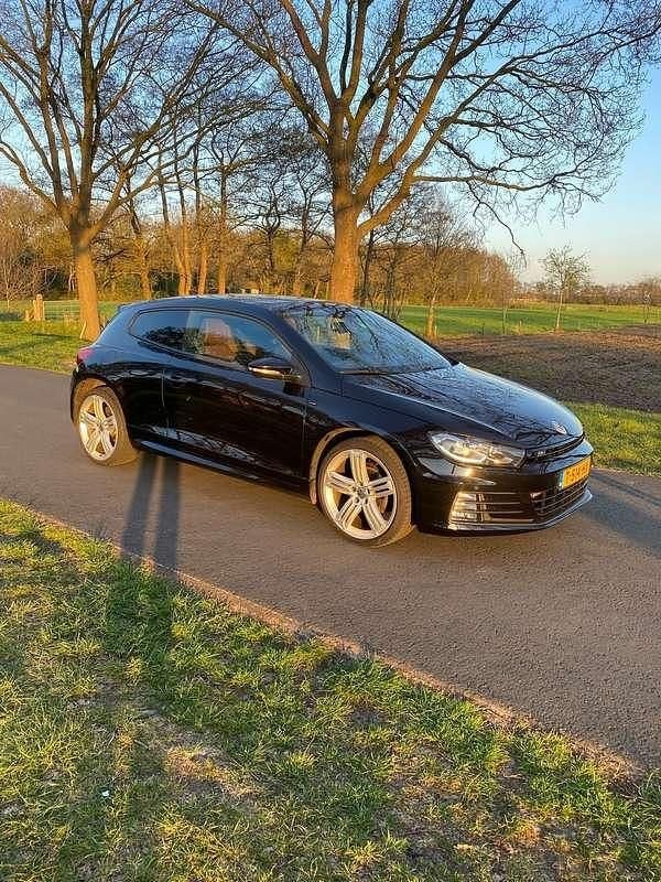 Zwart Gebruikt 2017 VW Scirocco Highline Coupé | € 14.500 (Eerlijke prijs) - Afbeelding 1/4