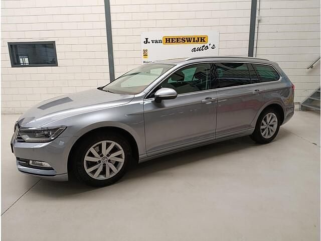 Grijs Gebruikt 2018 VW Passat Comfortline Stationwagen | € 16.950 (Eerlijke prijs) - Afbeelding 1/4