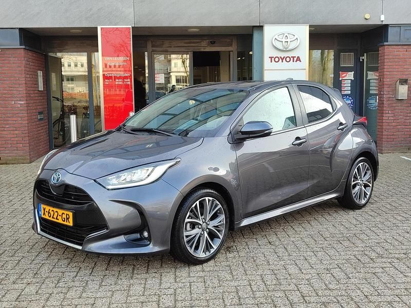Grijs Occasion 2021 Toyota Yaris Executive Hatchback | € 20.600 (Goede deal) - Afbeelding 1/4
