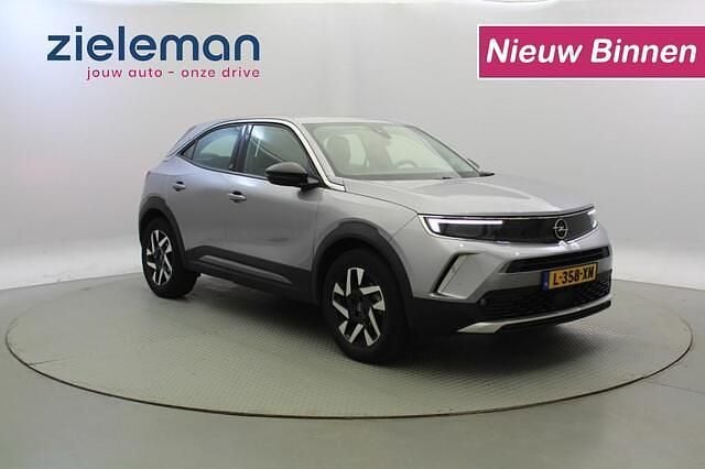 Grijs, metallic lak Gebruikt 2021 Opel Mokka-e Elegance SUV | € 15.845 (Eerlijke prijs) - Afbeelding 1/4