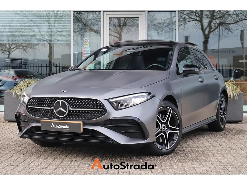 Grijs Occasion 2023 Mercedes A250 AMG line Hatchback | € 31.900 (Iets duurder) - Afbeelding 1/4