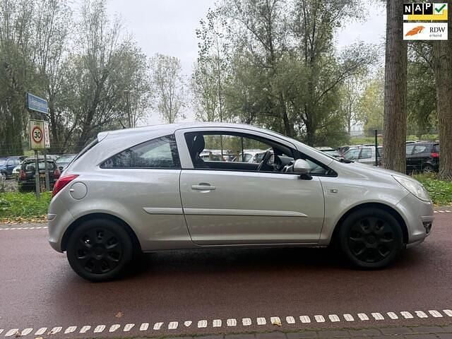 Grijs Gebruikt 2008 Opel Corsa Enjoy Hatchback | € 2.999 (Goede deal) - Afbeelding 1/4
