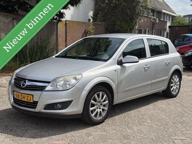 Grijs Gebruikt 2008 Opel Astra Cosmo Hatchback | € 1.650 (Goede deal) - Afbeelding 1/4