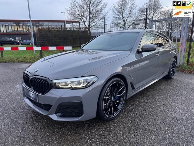 Grijs Gebruikt 2020 BMW 530e M Sport Sedan | € 35.900 (Duur) - Afbeelding 1/4