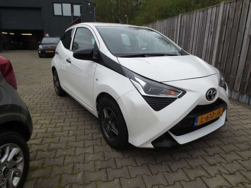 Wit, metallic lak Gebruikt 2021 Toyota Aygo Hatchback | € 9.950 (Goede deal) - Afbeelding 1/4