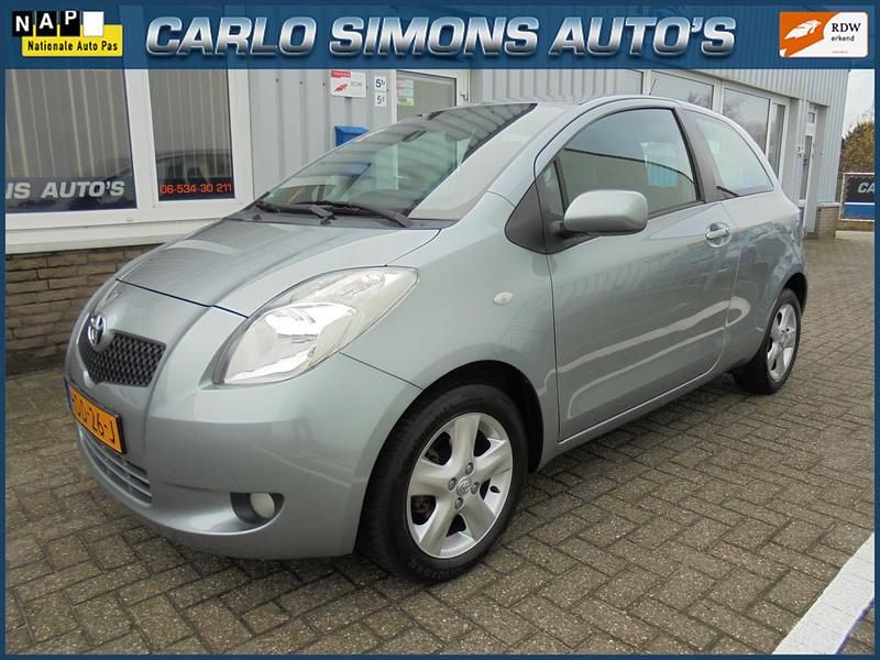 Grijs (metallic) Gebruikt 2006 Toyota Yaris Executive Hatchback | € 4.250 (Eerlijke prijs) - Afbeelding 1/4