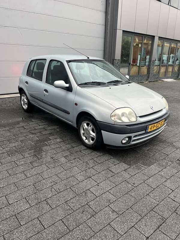 Grijs Gebruikt 2001 Renault Clio II Hatchback | € 1.495 (Eerlijke prijs) - Afbeelding 1/4