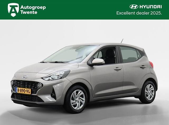 Grijs, metallic lak Gebruikt 2022 Hyundai i10 Comfort Hatchback | € 13.995 (Eerlijke prijs) - Afbeelding 1/4