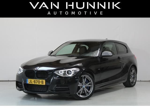 Zwart Gebruikt 2013 BMW M135 Comfort Edition Hatchback | € 21.450 (Eerlijke prijs) - Afbeelding 1/4