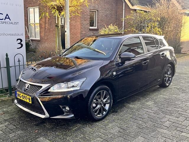 Zwart (metallic) Gebruikt 2015 Lexus CT200h Sport Line Hatchback | € 15.450 (Eerlijke prijs) - Afbeelding 1/4