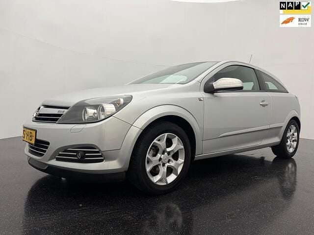 Grijs Gebruikt 2005 Opel Astra GTC Enjoy Hatchback | € 1.745 (Eerlijke prijs) - Afbeelding 1/4