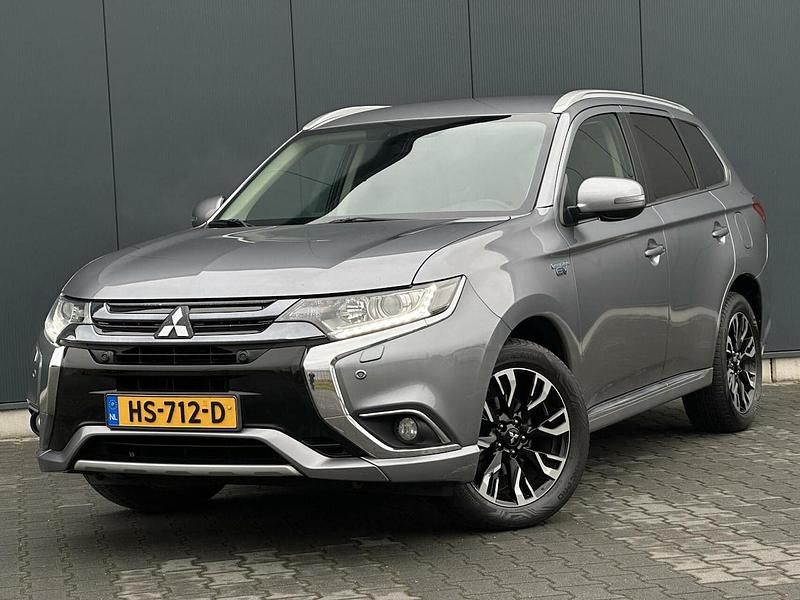 Grijs Gebruikt 2015 Mitsubishi Outlander P-HEV Edition SUV | € 11.990 (Iets duurder) - Afbeelding 1/4