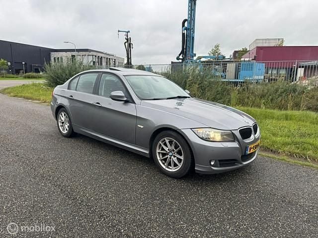 Grijs Gebruikt 2010 BMW 320 Sedan | € 5.450 (Eerlijke prijs) - Afbeelding 1/4
