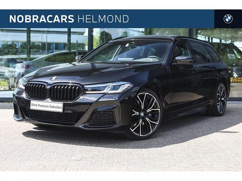 Saphirschwarz (donker zwart metallic) Gebruikt 2021 BMW 530 Comfort Edition Stationwagen | € 43.950 (Eerlijke prijs) - Afbeelding 1/4