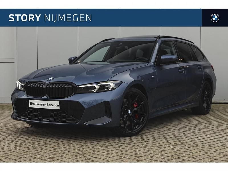 Arctic race blue (blauw metallic) Gebruikt 2025 BMW 330e Comfort Edition Stationwagen | € 63.950 (Duur) - Afbeelding 1/4