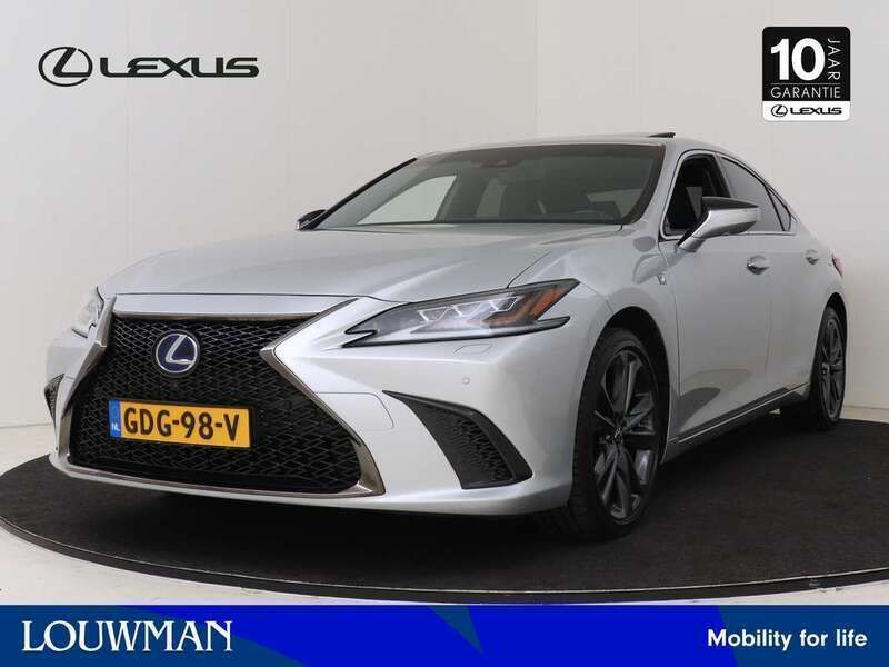 Grijs, metallic lak Gebruikt 2020 Lexus ES300 Sport Line Sedan | € 41.945 (Eerlijke prijs) - Afbeelding 1/3