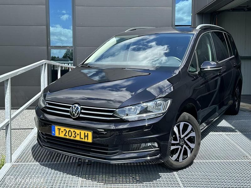 Occasion VW Touran Highline 150 PK (110 kW) 2022 Zwart MPV