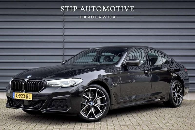 Zwart, metallic lak Gebruikt 2023 BMW 530 Executive Sedan | € 41.900 (Goede deal) - Afbeelding 1/4
