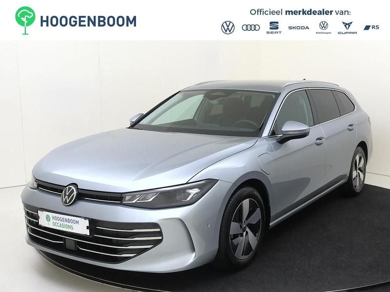 Zilver Occasion 2025 VW Passat Business Stationwagen | € 38.450 (Super prijs) - Afbeelding 1/4