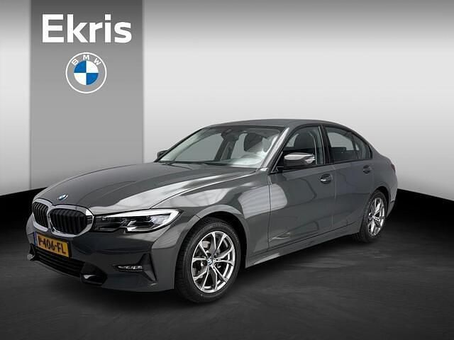 Grijs, metallic lak Gebruikt 2022 BMW 318 Executive Sedan | € 31.900 (Eerlijke prijs) - Afbeelding 1/4
