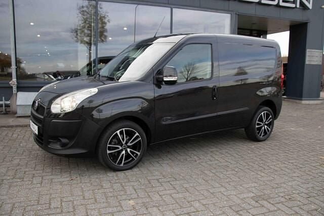 Zwart Occasion 2015 Fiat Doblò MPV | € 5.750 (Eerlijke prijs) - Afbeelding 1/4