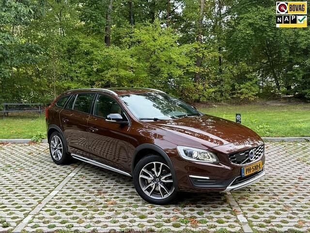 Bruin, metallic lak Gebruikt 2017 Volvo V60 CC Stationwagen | € 24.945 (Goede deal) - Afbeelding 1/4