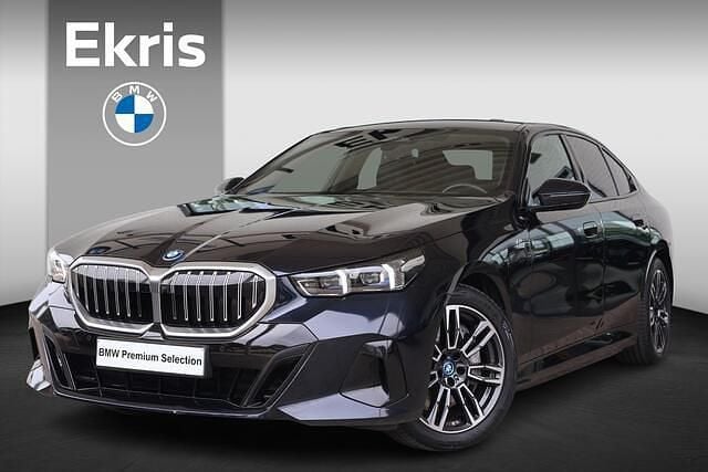 Zwart, metallic lak Gebruikt 2024 BMW 550e M Sport Sedan | € 85.950 (Eerlijke prijs) - Afbeelding 1/4