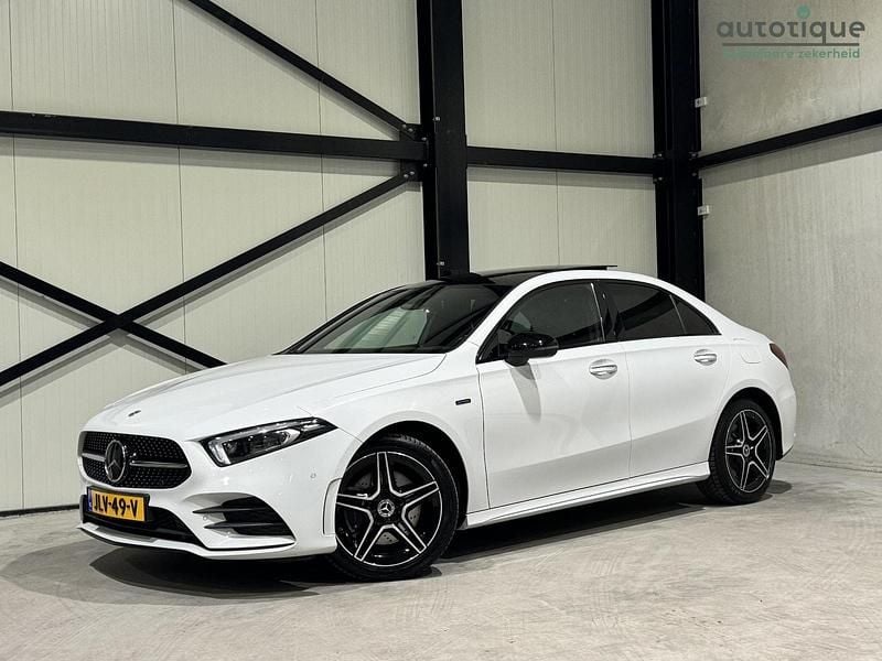 Wit Gebruikt 2020 Mercedes A250 AMG Sedan | € 26.940 (Eerlijke prijs) - Afbeelding 1/4