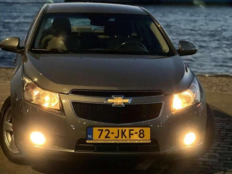 Grijs Gebruikt 2009 Chevrolet Cruze LS Sedan | € 3.750 (Goede deal) - Afbeelding 1/3