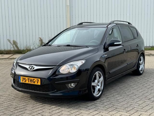 Zwart Occasion 2012 Hyundai i30 Stationwagen | € 3.650 (Iets duurder) - Afbeelding 1/4