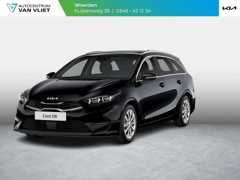 Zwart, metallic lak Nieuw 2025 Kia Ceed Sportswagon Stationwagen | € 35.790 (Duur) - Afbeelding 1/4