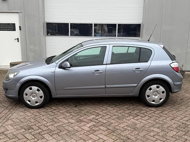Grijs Gebruikt 2006 Opel Astra Essentia Hatchback | € 1.750 (Iets duurder) - Afbeelding 1/4