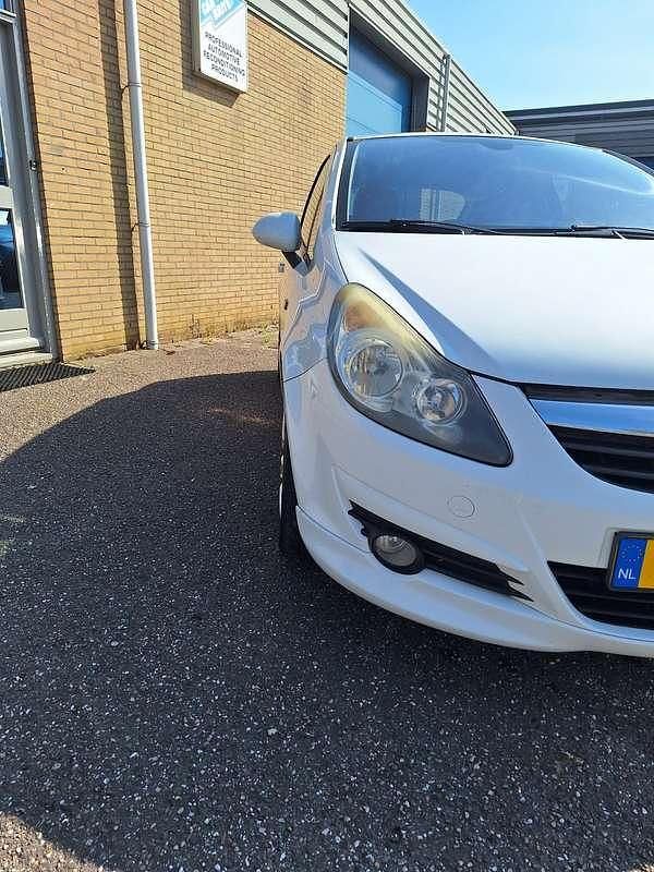 Wit Gebruikt 2009 Opel Corsa MPV | € 5.250 (Eerlijke prijs) - Afbeelding 1/4
