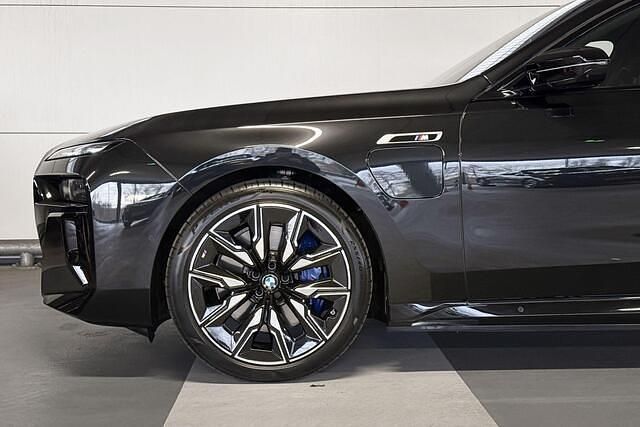Occasion BMW M760e Comfort Edition 571 PK (419 kW) 2025 Saphirschwarz metallic (475) (zwart metallic) Sedan