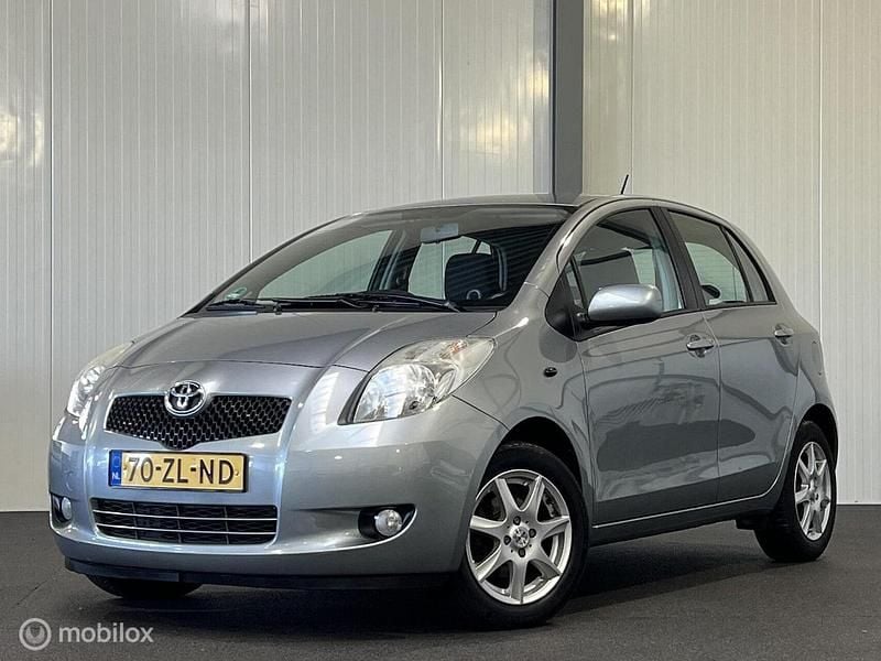 Grijs (metallic) Occasion 2008 Toyota Yaris Sol Hatchback | € 5.745 (Eerlijke prijs) - Afbeelding 1/3