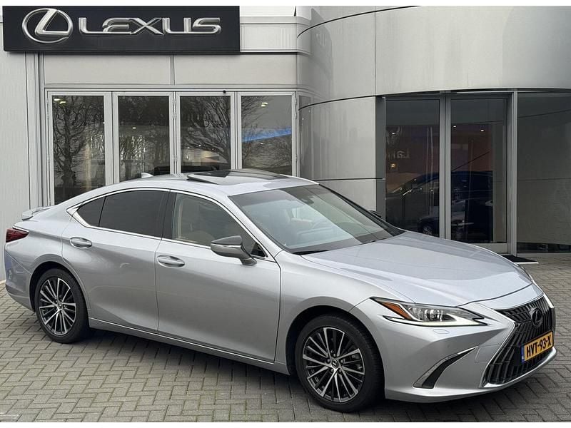 Grijs Occasion 2024 Lexus ES300H Business Edition Sedan | € 45.400 (Goede deal) - Afbeelding 1/4