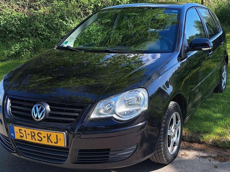 Zwart Gebruikt 2005 VW Polo Hatchback | € 3.200 (Eerlijke prijs) - Afbeelding 1/4