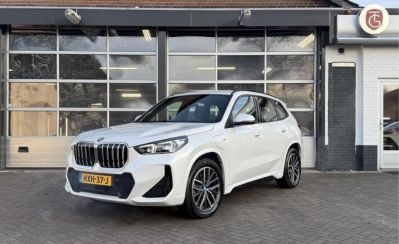 Wit (metallic) Occasion 2024 BMW X1 M Sport SUV | € 46.995 (Goede deal) - Afbeelding 1/4