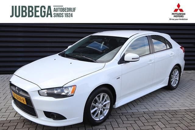 Wit Gebruikt 2015 Mitsubishi Lancer Sportback Edition Hatchback | € 11.595 (Eerlijke prijs) - Afbeelding 1/4