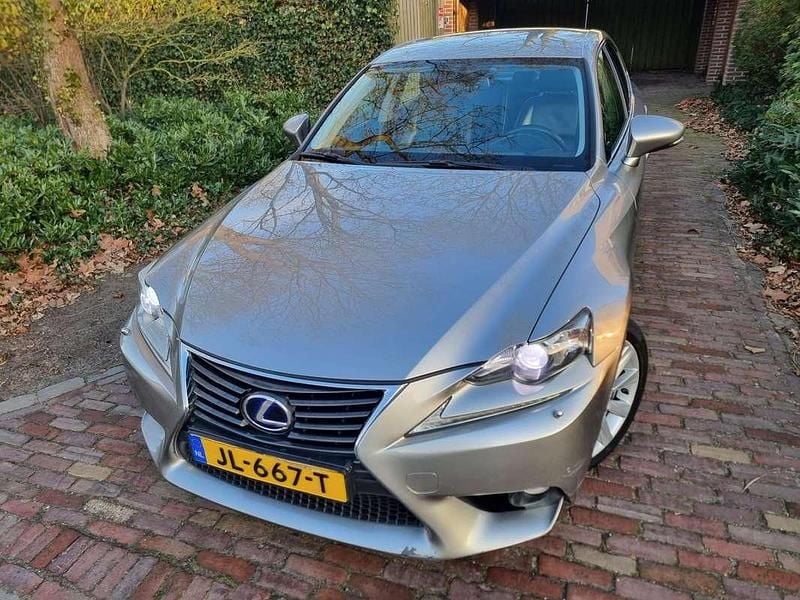 Grijs (metallic) Occasion 2014 Lexus IS300h Business Edition Sedan | € 8.945 (Eerlijke prijs) - Afbeelding 1/4